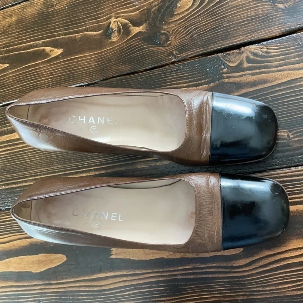 💎HP💎 Chanel Cap Toe Block Heel Two Tone Shoes Sz 40 Metal CHANEL Logo Plate